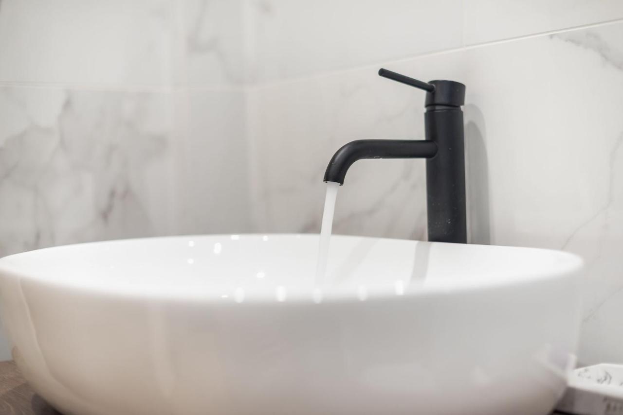 Beautiful & Renovated Aprtm In Piraeus Appartement Buitenkant foto
